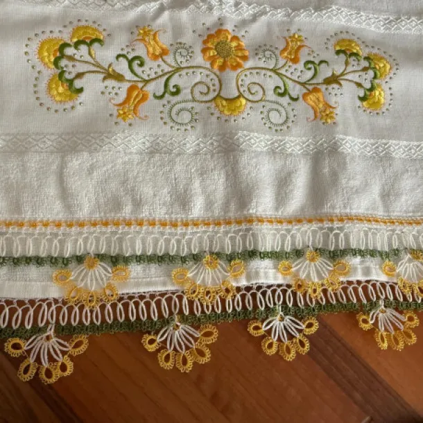 Sarı Çiçekli El İşi İğne Oyası Havlu
