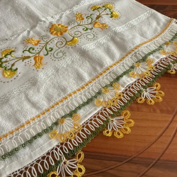 Sarı Çiçekli El İşi İğne Oyası Havlu